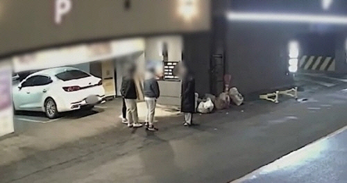 A씨 일당이 피해자를 협박하는 모습[경기남부경찰청 제공]